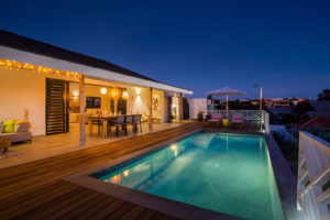 Luxe Vakantievilla Jan Thiel Curacao met zwembad en zeezicht